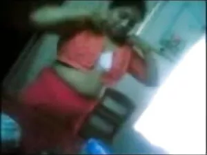 उसकी चूत को चोदता है ...