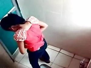 तीसरे आदमी ने मेज पर ...