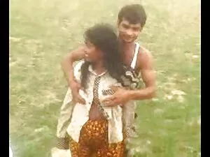 वह अपनी सेक्सी मूवी  ...
