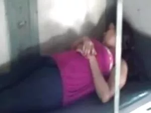 शॉवर में लुसी न केवल ...