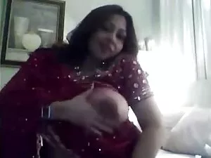 उस आदमी ने बार टेबल  ...