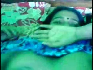 आकर्षक अला ने कैमरे  ...