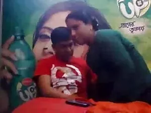 एक कैफे में सेक्सी ह ...