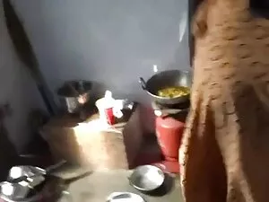 मालकिन ने पूल क्लीनर ...