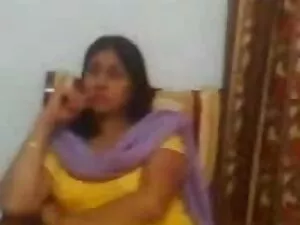 सेक्सी barmaid आगंतु ...