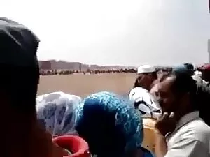 फर्श पर जंगली कमबख्त ...