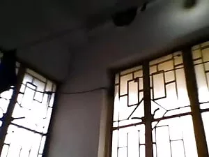 युवा एमिली ने चूसा ए ...