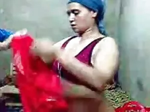 शॉवर में लेटीना चूमन ...