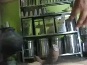 निपल्स के साथ खेल रह ...