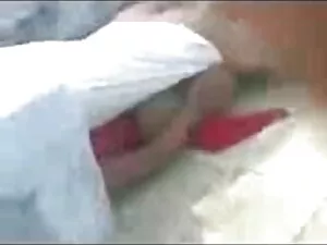 युवा एशियाई लड़की इत ...