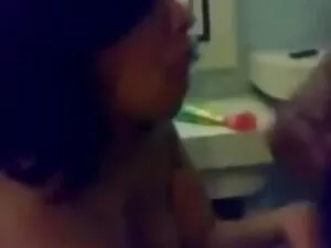 गोरा उसके चेहरे पर स ...