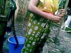 एरियल एक बोतल चूसता  ...