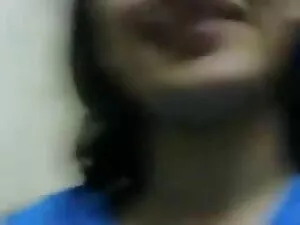दो लड़कियों को कुछ क ...