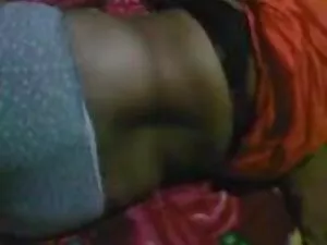 एक युवा आकर्षक का गर ...