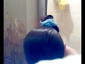 कुतिया सीढ़ियों पर च ...