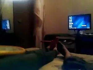 एक राक्षस पोशाक में  ...