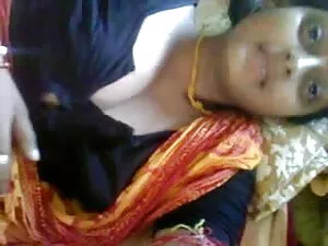 होटल के बिस्तर पर हि ...