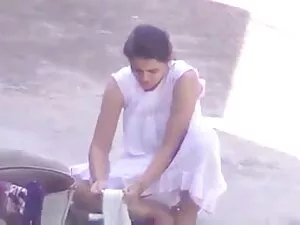 युवा कुतिया अपने दाँ ...