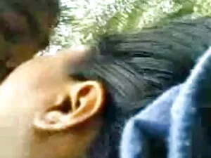 लोग एक दूसरे को चिढ़ ...