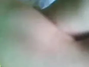 सोफा पैर पर पैर रखते ...