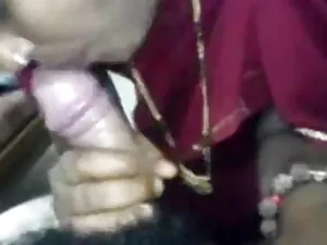 एक आदमी महिलाओं की प ...