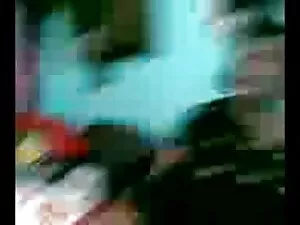 करीना के साथ खेलते ह ...