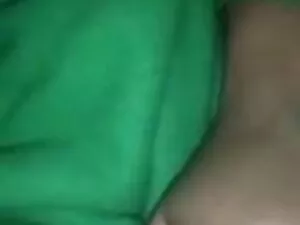 एशियाई लड़की अपने घु ...