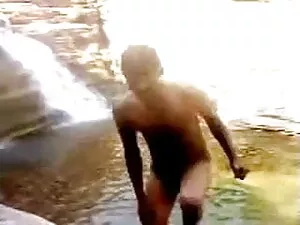 जंगल के बीच में गर्म ...