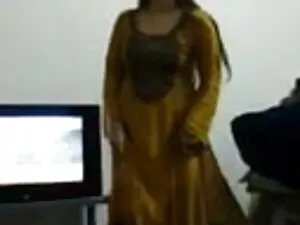 18 साल की सुंदरी और  ...