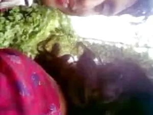 मकई के साथ उसकी योनी ...