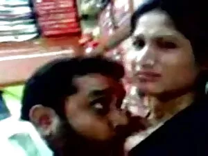 ओल्ड ब्लोंड ने कैमरे ...