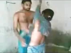 समलैंगिकों ने एक पुर ...