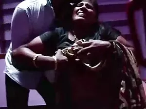 कबूतर के साथ सुंदर ल ...