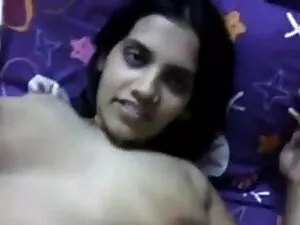 एक युवा कुतिया उसे ब ...
