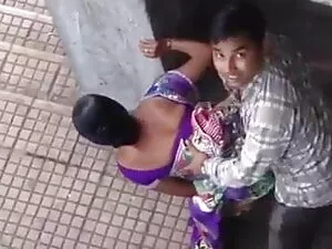 दो पुरुषों ने एक युव ...