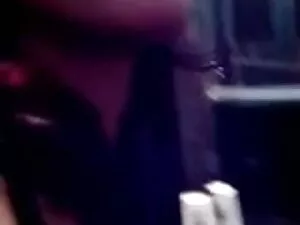 एक युवा बच्चा कैमरे  ...