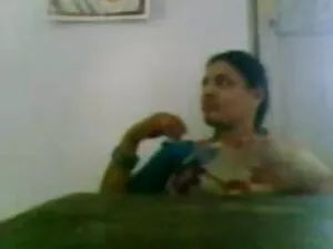 कुतिया हर किसी को अप ...