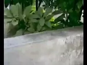 एंजेलिका ने अपना हाथ ...
