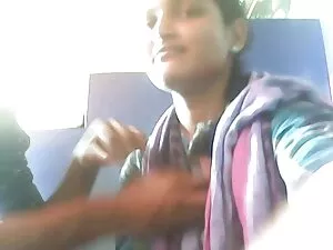 योग करती हुईं फ्रांस ...