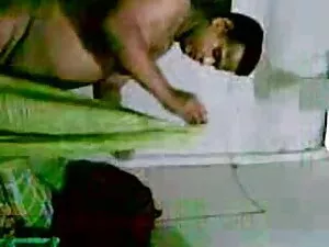 कुतिया ने अपनी चूत म ...