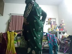 जूते में युवा श्यामल ...