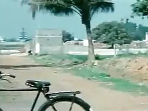 एक गुड़िया की तरह खे ...
