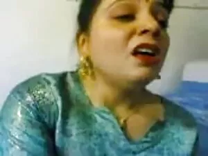 धूर्त आंखों वाली लड़ ...