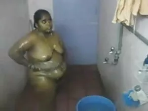 एक कॉन्सर्ट में नग्न ...