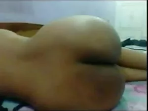अजनबी ने एक स्तन हिं ...